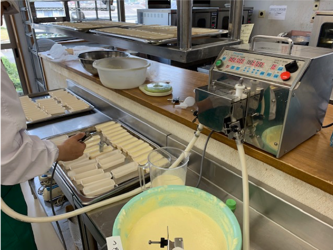 広島県広島市東区の洋菓子＆ドレッシング工房・カスターニャ様をご紹介します。フルーツチーズケーキとカタラーナ商品に弊社のハンディタイマー充填機（4DT）をご使用いただいております。充填機を使うことで作業効率が約3.5倍に向上したそうです。